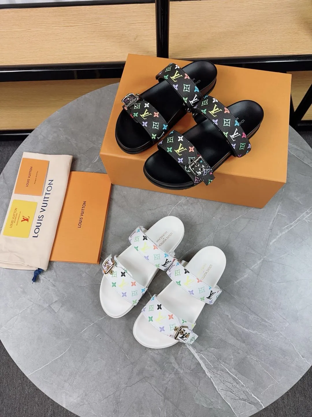 👟👟Ex-factory price 400👟👟 New slippers for spring and summer🌟The belt buckle is adjustable and elastic, full of beach style, original molded LV metal logo decoration, fashionable and beautiful, super versatile🤳🏻upper cowhide/customized imported jacquard fabric/original old-fashioned leather material, water-dyed sheepskin lining (water platform + wear-resistant velvet + rubber sole) three-layer combination outsole 🔶Size: Female 35-43 Male: 38-46